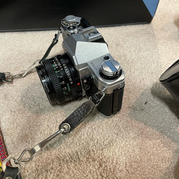 Canon  AE-1 with accessories - Picture 10 of 13